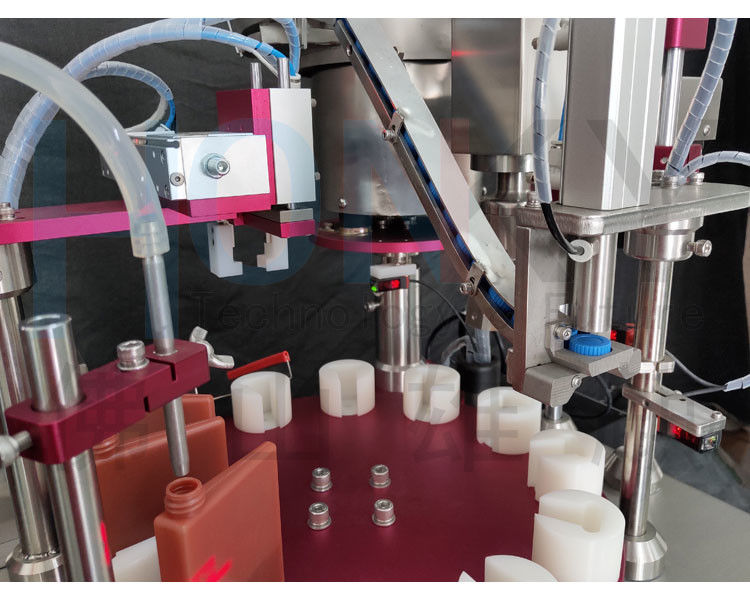 دستگاه پرکن اتوماتیک رومیزی جمع و جور با کنترل صفحه لمسی برای سرم با حجم کم، روغن ضروری و نمونه های آزمایشگاهی با دقت بالا با سرعت 1900 بطری در ساعت