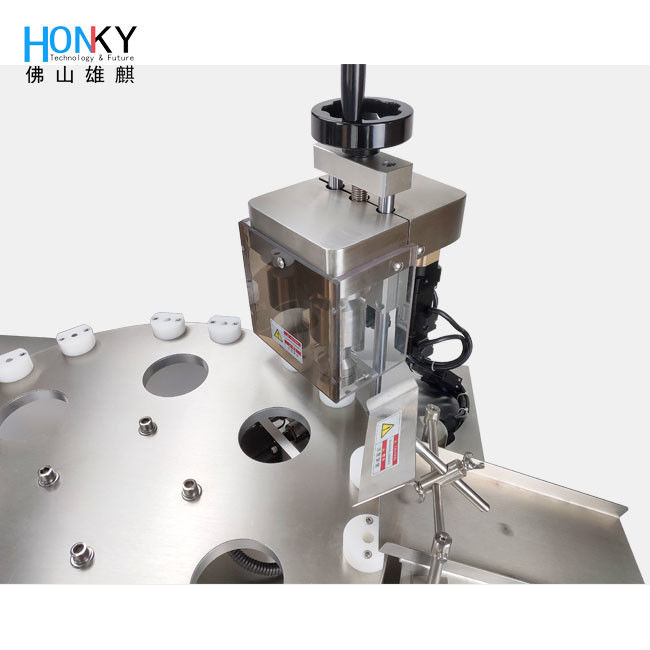 دستگاه پر کردن و پوشاندن مایع بطری کوچک نیمه اتوماتیک با سیستم کانال دوگانه برای بسته بندی لوله بطری کوچک صنعت آرایشی